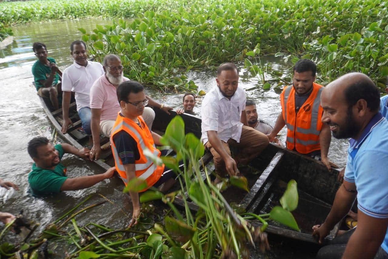 নেত্রকোণায় ধলাই নদীতে পরিচ্ছন্নতা অভিযান 