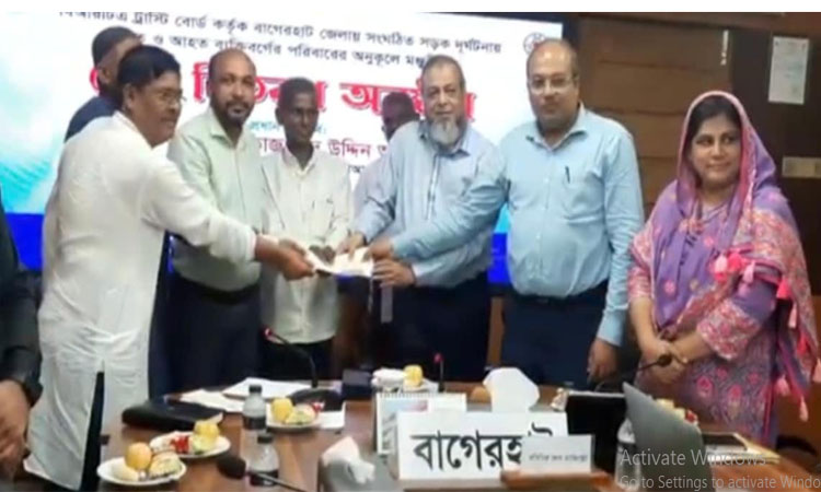 বাগেরহাটে সড়ক দুর্ঘটনায় নিহতদের পরিবারকে ২০ লাখ টাকার চেক প্রদান 