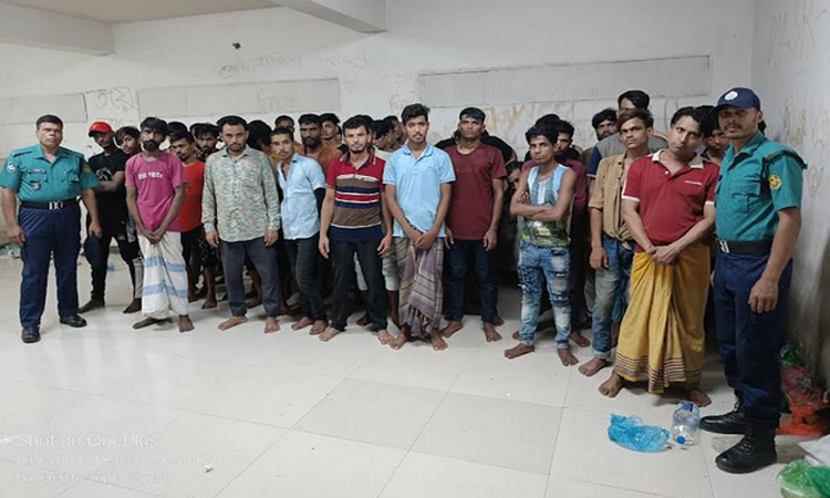 মোহাম্মদপুরের জেনেভা ক্যাম্প থেকে মাদক ও অস্ত্রসহ গ্রেফতার ৪০