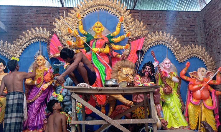 পটুয়াখালীতে ১৮৪টি মণ্ডপে এবার দুর্গাপূজা, শেষ সময়ে ব্যস্ত প্রতিমা শিল্পীরা