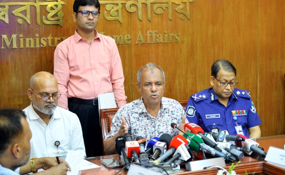 সারাদেশে  নির্বিঘ্নে পূজা উদযাপনে ঝুঁকি নেই: স্বরাষ্ট্র উপদেষ্টা