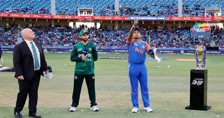 পাকিস্তানের বিপক্ষে টস জিতে ফিল্ডিংয়ে ভারত