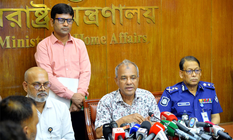 বুধবার থেকে পূজামণ্ডপের নিরাপত্তায় আইনশৃঙ্খলা বাহিনী মাঠে থাকবে: স্বরাষ্ট্র উপদেষ্টা