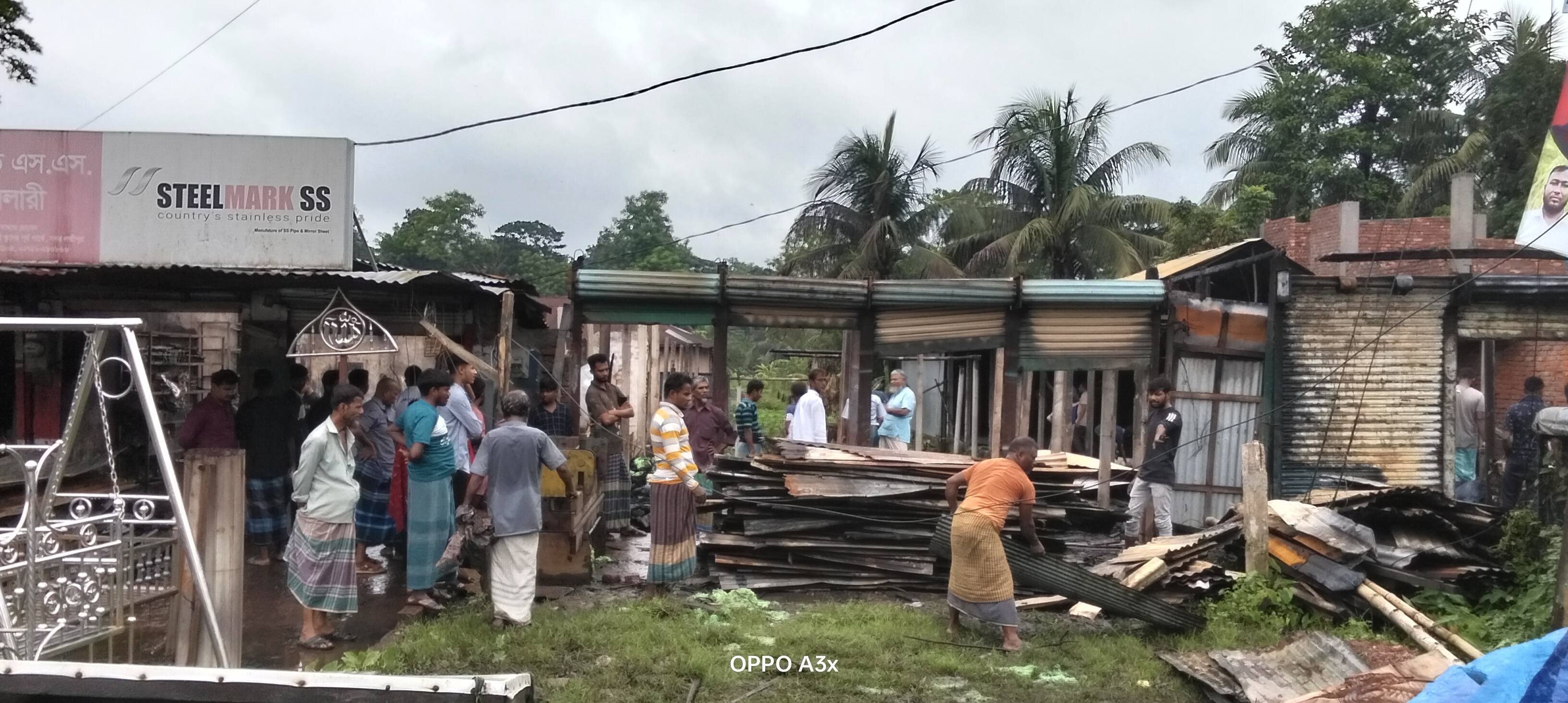 লক্ষ্মীপুরে আগুনে ১০ দোকান পুড়ে ছাই