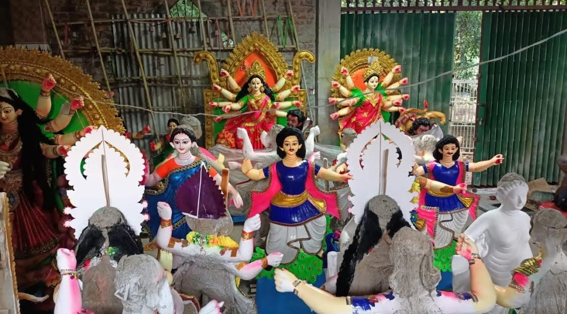 কুমিল্লায় বেড়েছে পূজামণ্ডপের সংখ্যা, ব্যস্ত প্রতিমা কারিগররা