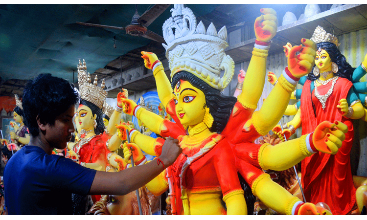 চট্টগ্রামে ১৯০৬ মণ্ডপে দুর্গাপূজা, শেষ মুহূর্তে ব্যস্ত শিল্পীরা