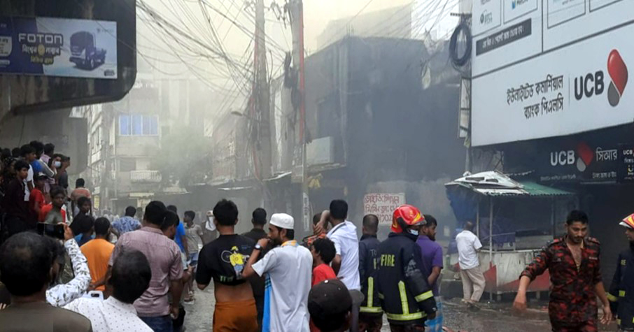 টঙ্গীতে কেমিক্যাল গুদামে ভয়াবহ আগুন, ৫ জন দগ্ধ