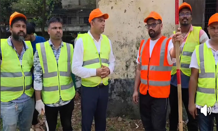 মিরপুরে শিশুদের খেলার মাঠ পরিষ্কার করল যুবদল