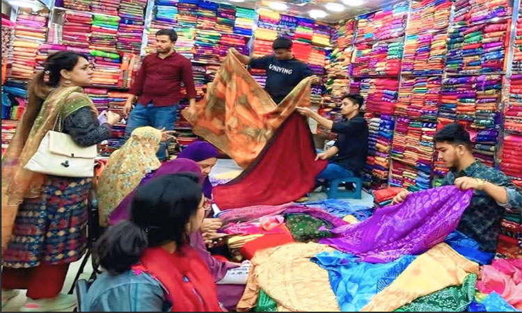 কুমিল্লায় জমে উঠেছে পূজার কেনাকাটা