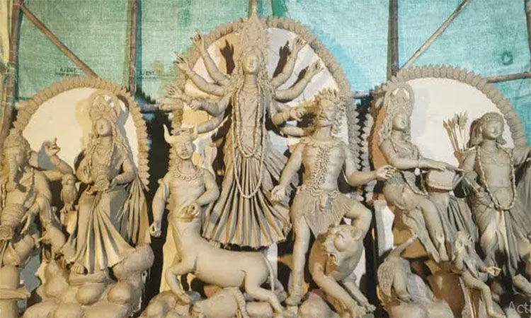 সুনামগঞ্জে প্রতিমা গড়তে ব্যস্ত সময় পার করছেন মৃৎশিল্পীরা 