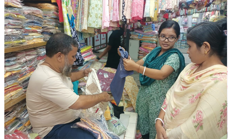 কুমিল্লায় পূজার বাজারে দেশীয় কাপড়ের দাপট