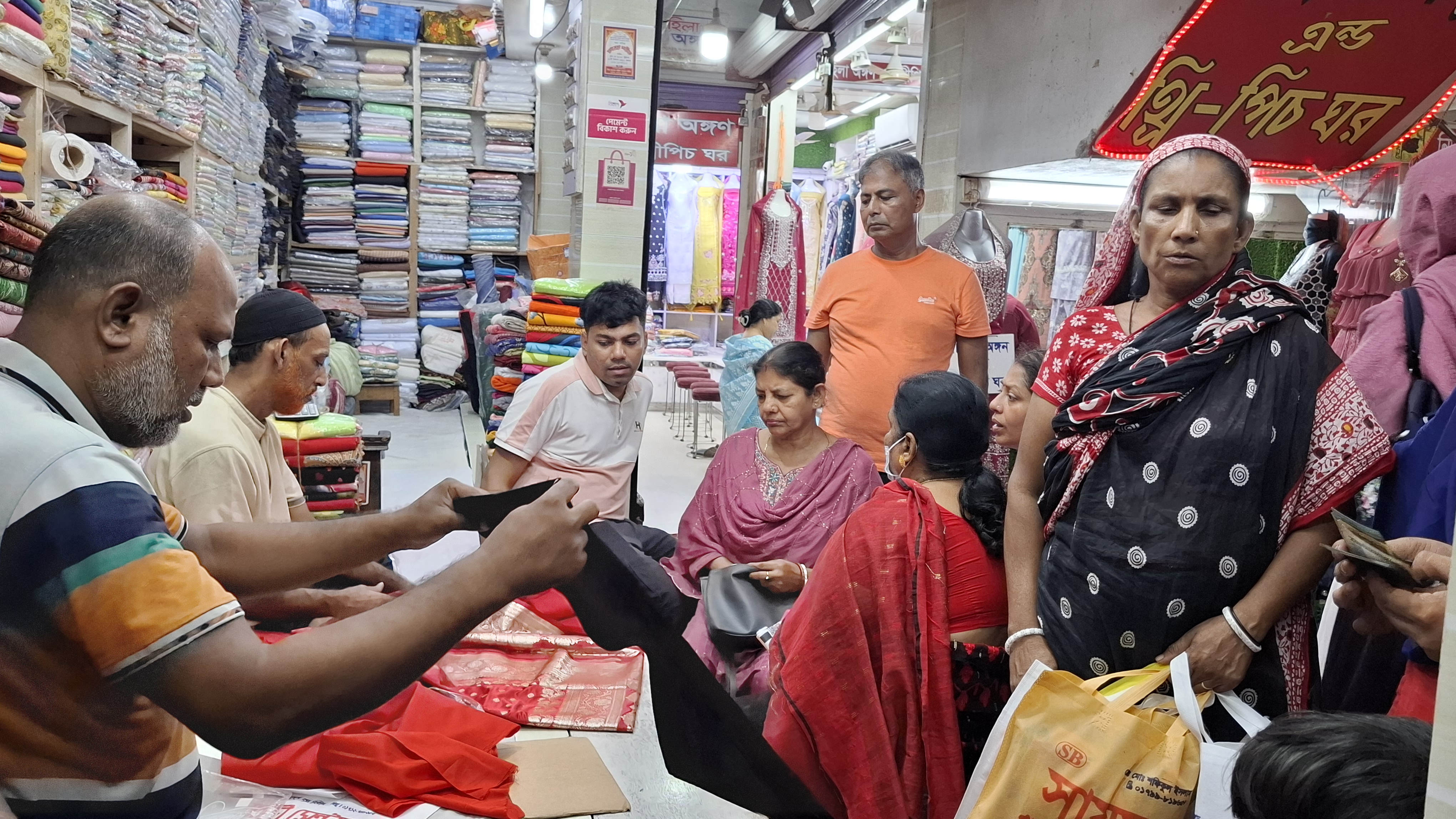 ঝিনাইদহে জমে উঠেছে দুর্গাপূজার বাজার, পোশাক ও খাদ্যপণ্যের বিক্রি বেড়েছে 