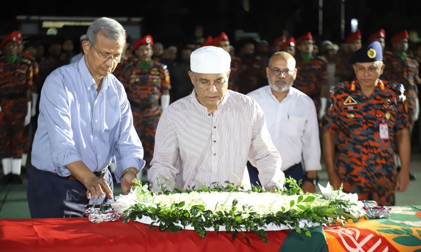 আহত ফায়ার ফাইটারদের চিকিৎসায় সিঙ্গাপুর থেকে আসছেন চিকিৎসক : স্বরাষ্ট্র উপদেষ্টা
