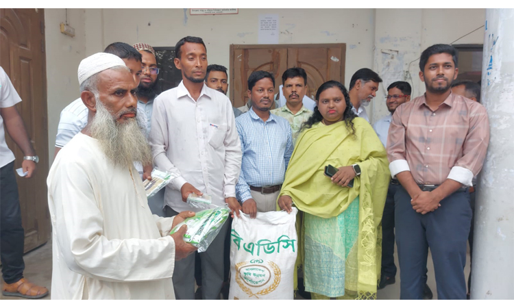 ঝালকাঠিতে কৃষকদের মাঝে শীতকালীন সবজির বীজ ও সার বিতরণ