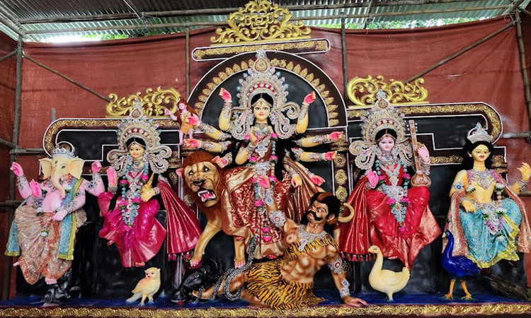 কুমিল্লায় শেষ সময়ে চলছে পূজার প্রস্তুতি