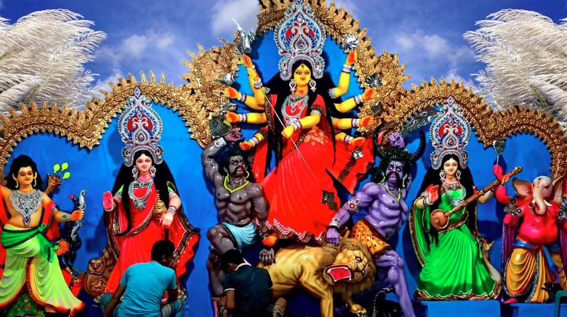 শেষমুহূর্তে চলছে দুর্গাপূজার প্রস্তুতি