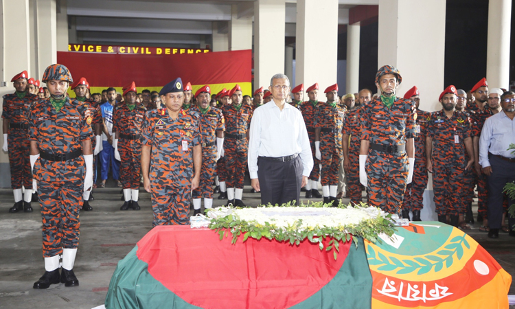 ফায়ারফাইটার নূরুল হুদার প্রতি সহকর্মীদের শেষ শ্রদ্ধা
