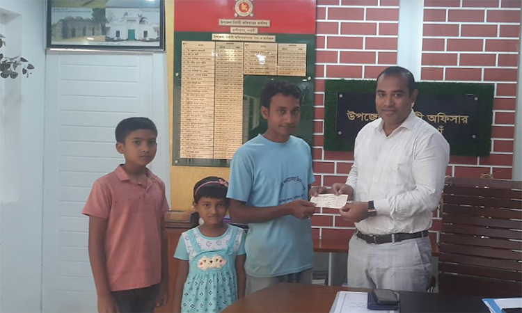 ‘মা’ হারা দুই শিশুকে আর্থিক সহায়তা ইউএনওর 