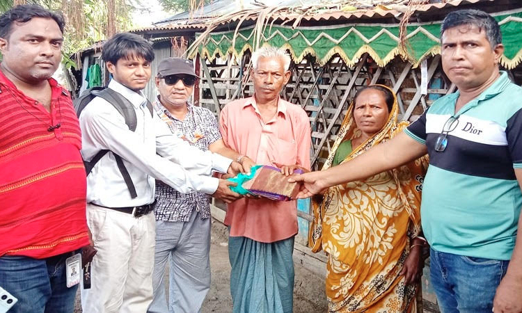 দুর্গাপূজা উপলক্ষে বাগেরহাটে বস্ত্র বিতরণ