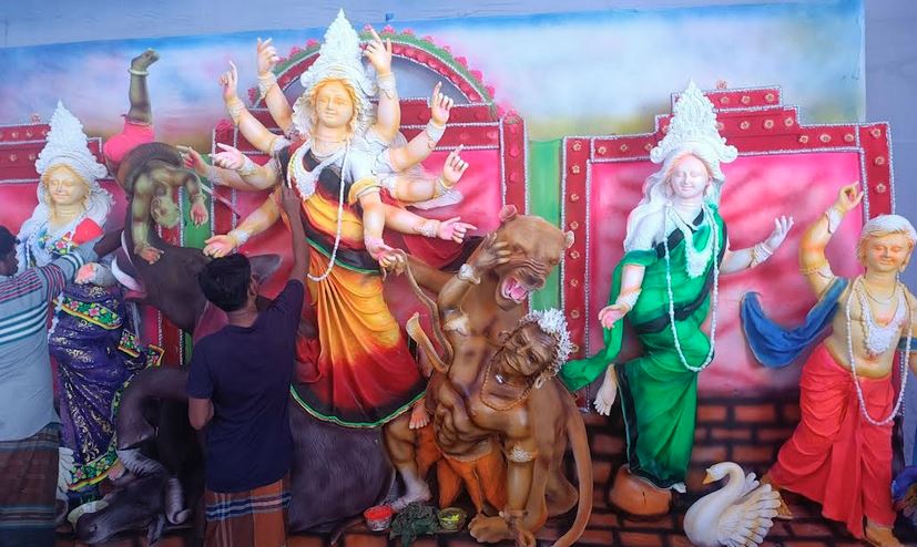 নড়াইলে প্রতিমায় শেষ তুলির আঁচড়ে ব্যস্ত সময় পার করছেন শিল্পীরা