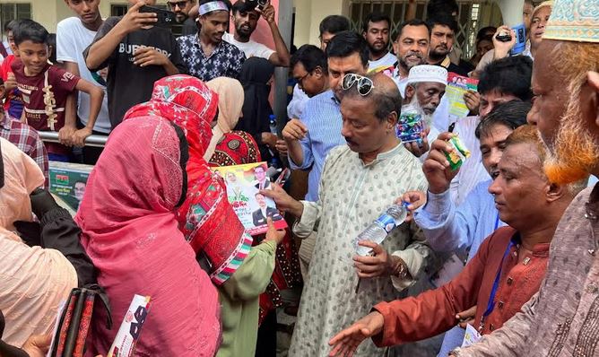 বিএনপির ৩১ দফার লিফলেট বিতরণ-গণসংযোগ করেছে লাকসাম বিএনপি