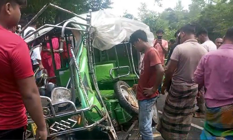 গোপালগঞ্জে বাস-ইজিবাইক সংঘর্ষে স্বামী-স্ত্রীসহ নিহত ৪