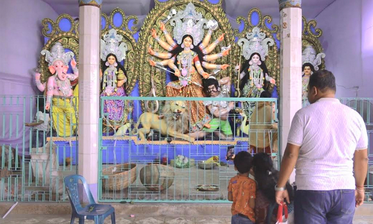 মহাষষ্ঠীর মধ্যদিয়ে ঝিনাইদহে দুর্গোৎসব শুরু