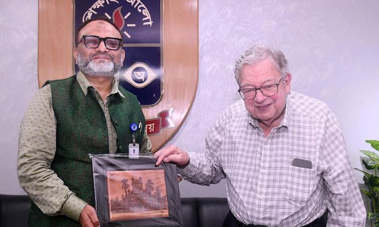 ঢাবি উপাচার্যের সঙ্গে অক্সফোর্ড বিশ্ববিদ্যালয়ের ইমেরিটাস অধ্যাপকের সাক্ষাৎ