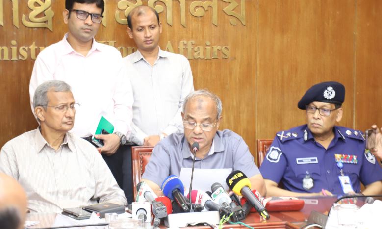 গুজব সৃষ্টিকারীদের বিরুদ্ধে কঠোর আইনানুগ ব্যবস্থা নেওয়া হবে : স্বরাষ্ট্র উপদেষ্টা