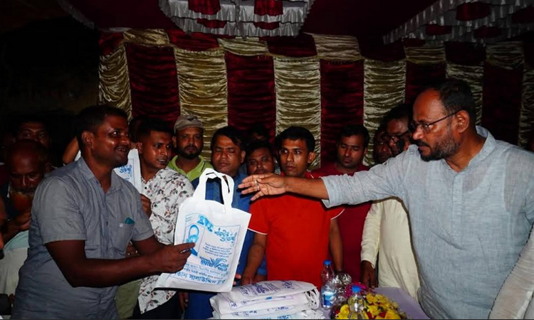দুর্গাপূজা উপলক্ষ্যে টাঙ্গাইলে উপহার বিতরণ বিএনপির