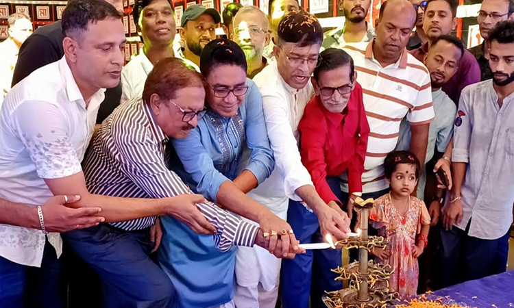 ভোলায় প্রদীপ প্রজ্জ্বলন দিয়ে দুর্গাপূজার আনুষ্ঠানিকতা শুরু 