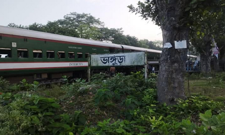 পাবনায় ট্রেনের বগি লাইনচ্যুত ‎