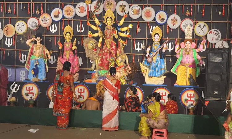 লক্ষ্মীপুরে নানা আচারের মধ্যে দিয়ে শুরু মহাসপ্তমী