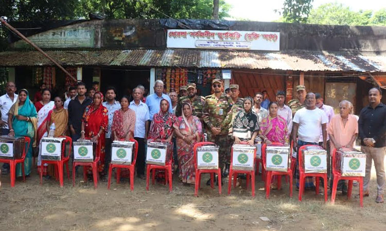 চট্টগ্রামে দুর্গাপূজা উপলক্ষে সেনাবাহিনীর উপহার সামগ্রী প্রদান
