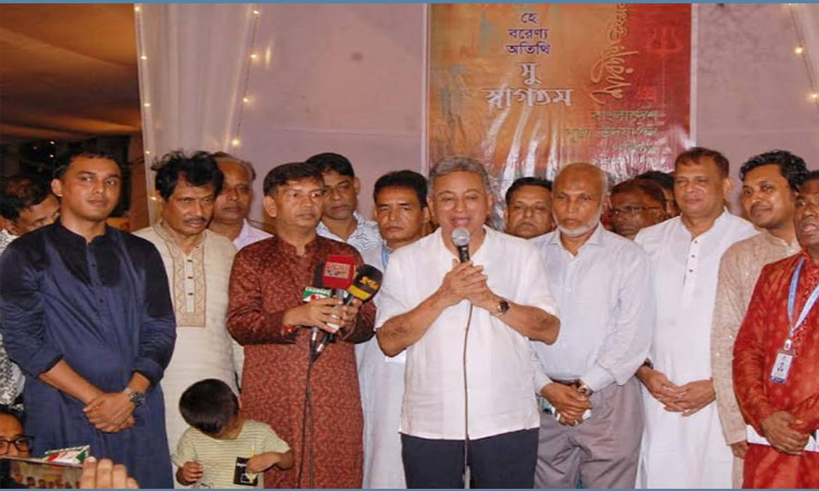 চট্টগ্রামে দুর্গাপূজায় শুভেচ্ছা বিনিময় আমীর খসরুর