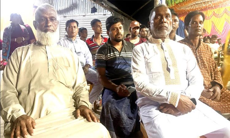 নওগাঁয় মণ্ডপ পাহারায় বিএনপি নেতা নুরুল