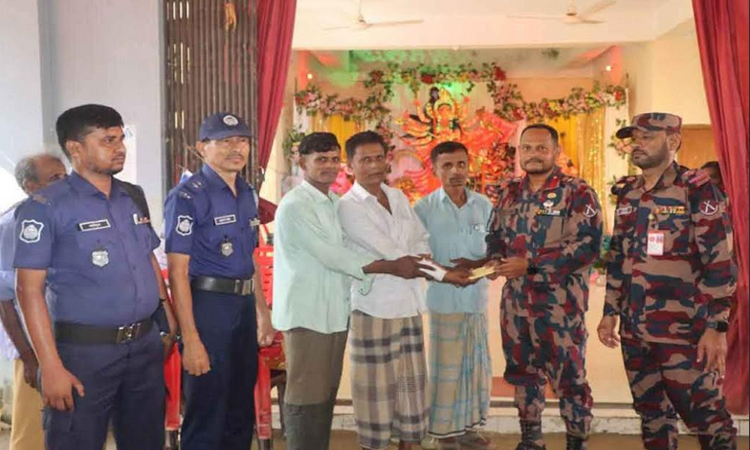 আলীকদমে পূজামণ্ডপে বিজিবির আর্থিক অনুদান