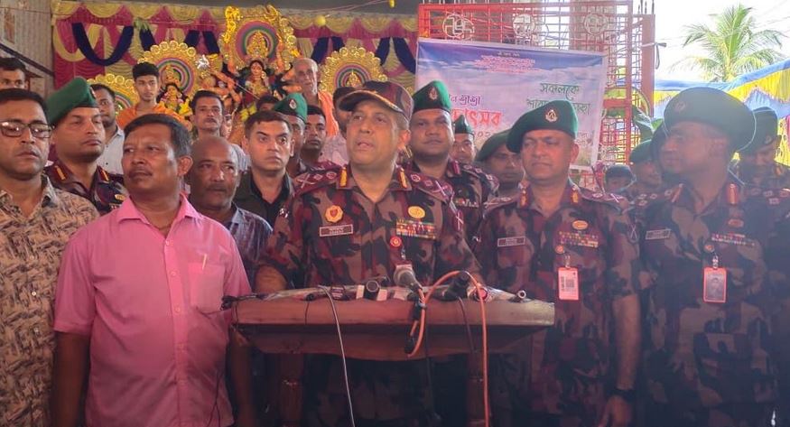 সাতক্ষীরার ভোমরা স্থলবন্দর এলাকার পূজা মন্দির পরিদর্শনে বিজিবি মহাপরিচালক