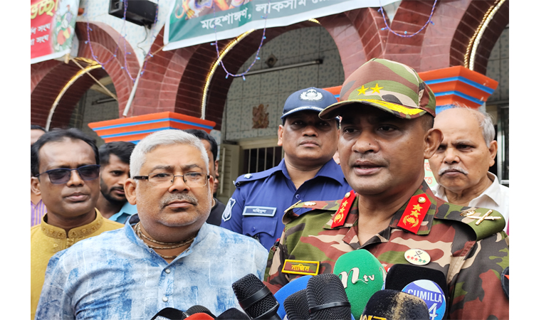 পূজামণ্ডপ পরিদর্শনে কুমিল্লা সেনানিবাসের জিওসি