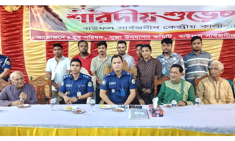 পটুয়াখালীতে মণ্ডপ পরিদর্শনে পুলিশ সুপার
