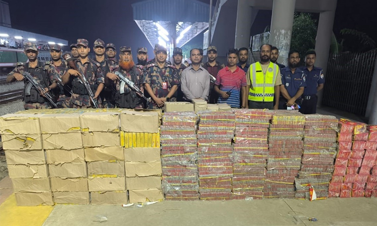 কুমিল্লায় বিপুল পরিমাণ ভারতীয় বাজি জব্দ