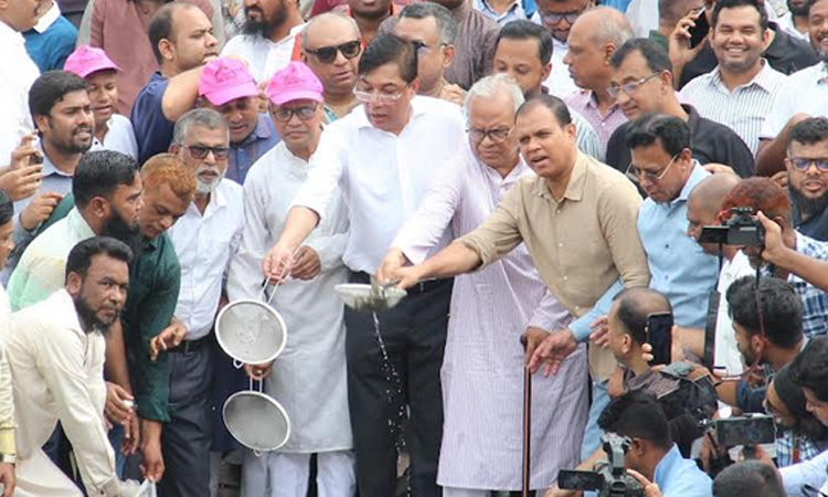 জিয়া উদ্যানের লেকে মাছের পোনা ছাড়লো ‘আমরা বিএনপি পরিবার’