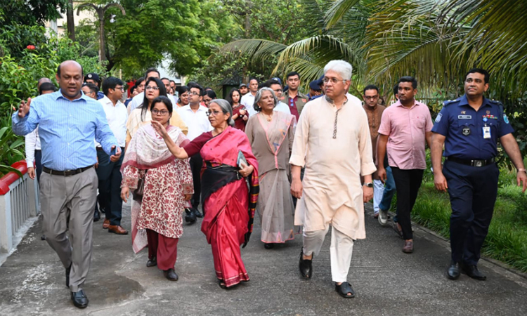 কুমুদিনী ওয়েলফেয়ার ট্রাস্ট ও পূজামণ্ডপ পরিদর্শন করলেন তিন উপদেষ্টা