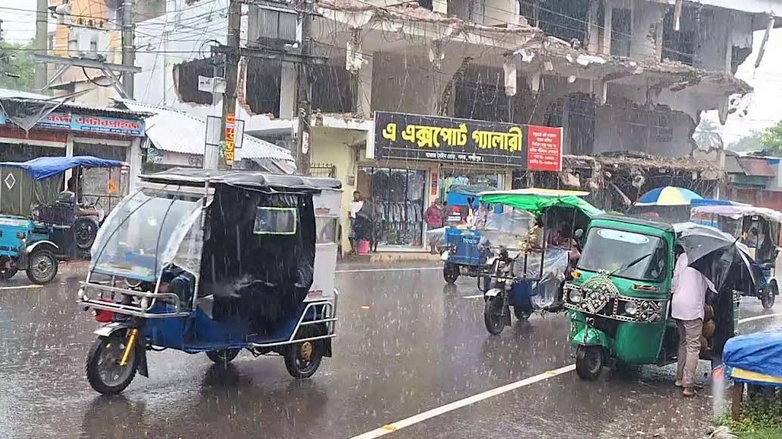 লক্ষ্মীপুরে দুইদিন ধরে বৃষ্টি, জলাবদ্ধতায় ভোগান্তি