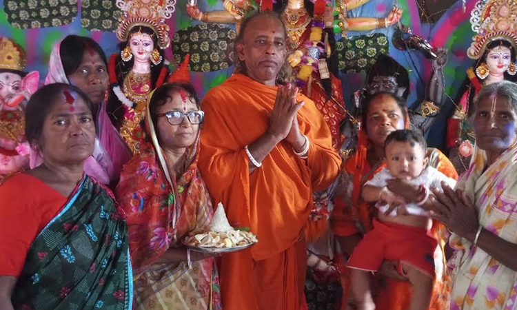 বাগেরহাটে দেবী দুর্গার বিদায়ে ভক্তদের চোখে জল