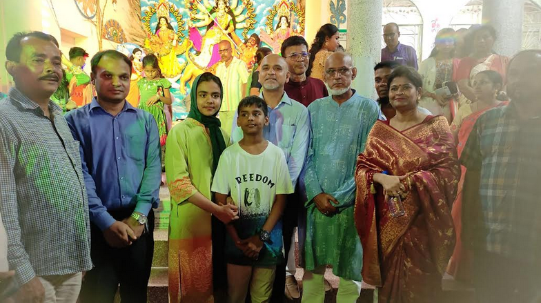 পিরোজপুরে জেলা প্রশাসকের মণ্ডপ পরিদর্শন ও উপহার প্রদান