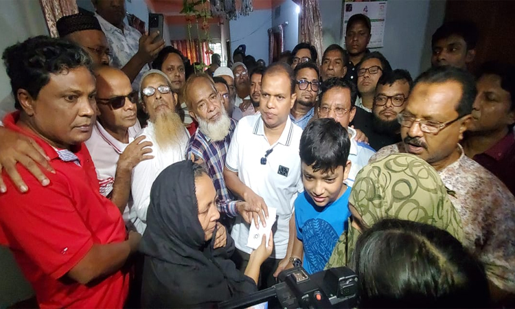 আওয়ামী সন্ত্রাসী হামলায় নিহত যুবদল নেতা রাহুল সরকারের পরিবারের পাশে তারেক রহমান