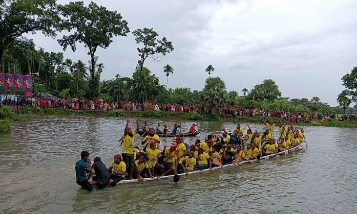 পটুয়াখালীতে ঐতিহ্যবাহী শারদীয় নৌকা বাইচ 