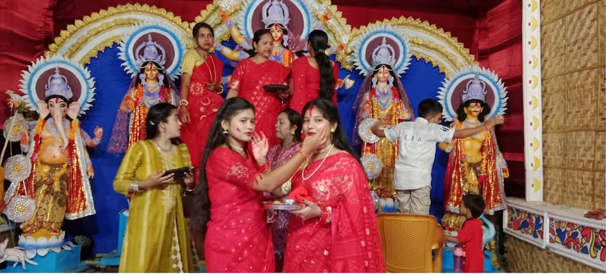 নীলফামারীতে সিঁদুর খেলা ও দেবী বিসর্জনের মধ্য দিয়ে দুর্গোৎসবের সমাপ্তি