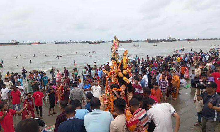 ঢাক-ঢোল বাজিয়ে চট্টগ্রামে প্রতিমা বিসর্জন, পতেঙ্গা সৈকতে মানুষের ঢল